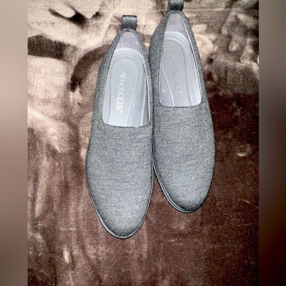 Aerosols Slip On Dark Gray Loafers Size 5 1/2M women’s shoes.